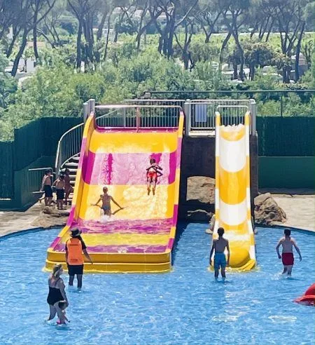 Fotografia de 2 de los toboganes del Camping Valldaro